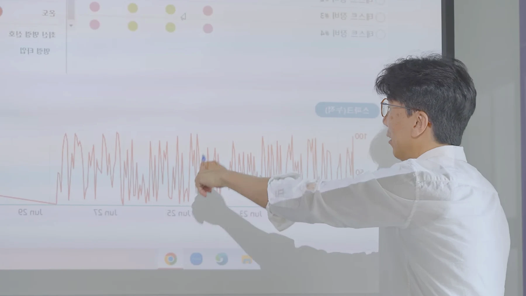 메타빈스 이종철 대표가 대기환경 설비 운영 데이터를 화면에 투사해 설명하는 모습